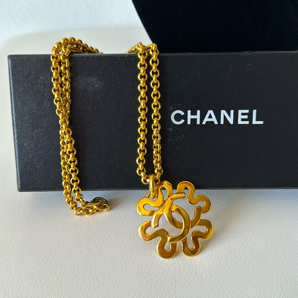 Chanel RARE 24K Gold Plated Necklace with Box in Excellent Condition - Picture 3 of 11